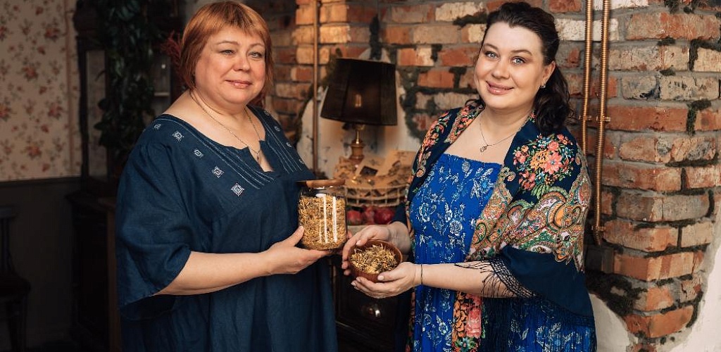 Финалистка программы «Серебряный старт» в Омске запустила первую партию травяных чаёв